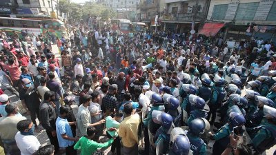 পরিস্থিতি নিয়ন্ত্রণে যাত্রাবাড়ীর দয়াগঞ্জ মোড়ে অতিরিক্ত পুলিশ মোতায়েন রয়েছে। ছবি: নাসিরুল ইসলাম