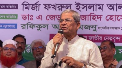 বুধবার দুপুরে ফেনীর ফুলগাজীতে বক্তব্য রেখেছেন বিএনপির মহাসচিব মির্জা ফখরুল ইসলাম আলমগীর