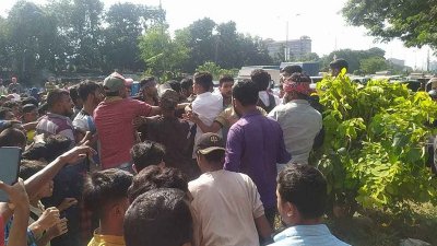 শিক্ষার্থীদের সঙ্গে আন্দোলনকারী ব্যাটারিচালিত রিকশাচালকদের হাতাহাতি