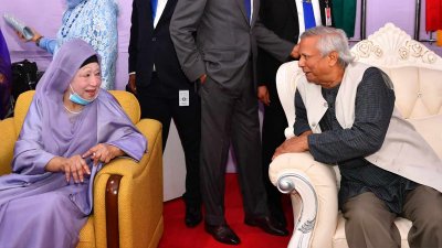 সেনাকুঞ্জে প্রধান উপদেষ্টা ড. মুহাম্মদ ইউনুস ও বিএনপি চেয়ারপারসন বেগম খালেদা জিয়া। ছবি শায়রুল কবির খানের সৌজন্যে