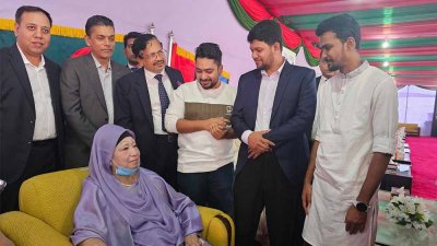 খালেদা জিয়ার সঙ্গে কুশল বিনিময় করেন নাহিদ ইসলাম, মাহফুজ আলম ও আসিফ মাহমুদ