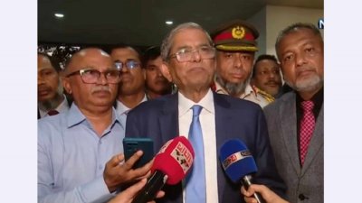 সাংবাদিকদের সঙ্গে কথা বলছেন বিএনপি মহাসচিব মির্জা ফখরুল ইসলাম আলমগীর