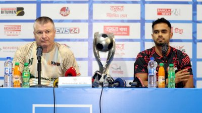 সংবাদ সম্মেলনে কথা বলছেন বসুন্ধরা কোচ তিতা (বামে)।