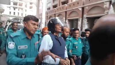 আদালত প্রাঙ্গণে পুলিশি নিরাপত্তায়  সাবেক সিনিয়র সচিব মহিবুল হক