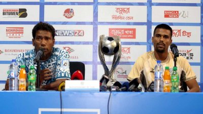 সংবাদ সম্মেলনে কথা বলছেন মোহামেডান কোচ আলফাজ আহমেদ (বামে)।