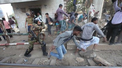 মহাখালীতে ব্যাটারিচালিত রিকশাচালকদের ধাওয়া দিয়েছেন সেনাসদস্যরা (ছবি: নাসিরুল ইসলাম)