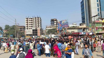 মোহাম্মদপুর বেড়ীবাঁধ মোড়ে ব্যাটারিচালিত রিকশাচালকদের বিক্ষোভ (ছবি: সাজ্জাদ হোসেন)