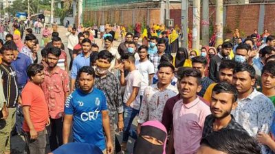 গাজীপুরে টানা ছয় দিন আন্দোলন করার পর বৃহস্পতিবার সন্ধ্যায় বেতন পেলেন বেক্সিমকো ইন্ডাস্ট্রিয়াল পার্কের শ্রমিকরা