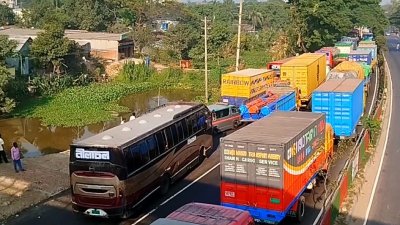 ঢাকা-চট্টগ্রাম মহাসড়কে দীর্ঘ যানজট