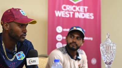 সংবাদ সম্মেলনে কথা বলছেন ক্রেইগ ব্র্যাথওয়েট, পাশে মেহেদী হাসান মিরাজ।