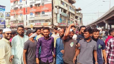 সড়ক থেকে সরে গেছে আন্দোলনকারীরা