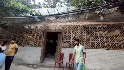 কোটি টাকা ব্যয়ে নতুন আঙ্গিকে নির্মিত ঐতিহ্যবাহী পার্কটি এখন ময়লার ভাগাড়