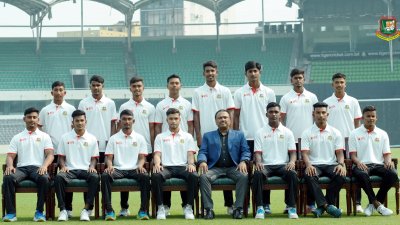 বিসিবি সভাপতির সঙ্গে ফটোসেশনে বাংলাদেশ অনূর্ধ্ব-১৯ দল।
