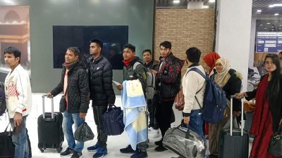 শুক্রবার (২২ নভেম্বর) রাত ১১টায় হযরত শাহজালাল আন্তর্জাতিক বিমানবন্দরে এসে পৌঁছান