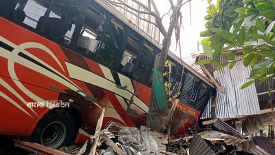 বরগুনাগামী শ্রাবণী পরিবহন নিয়ন্ত্রণ হারিয়ে যাত্রীবাহী ভ্যানকে চাপা দেয়, পরে ভ্যানটিকে নিয়ে মহাসড়কের পাশের দোকান ভেঙে খাদে পড়ে যায়