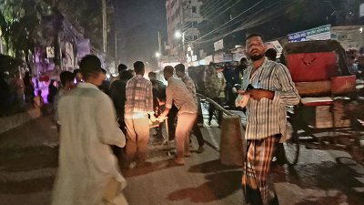 আহত একজনকে হাসতাপালে নেওয়া হচ্ছে