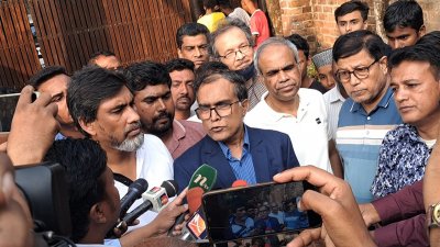 বিশ্ববিদ্যালয়ের প্রো-ভিসি ও ইলেক্ট্রিক বিভাগের বিভাগীয় প্রধান রাকিবুল ইসলাম রিসোর্টের সামনে সাংবাদিকদের সঙ্গে কথা বলেন