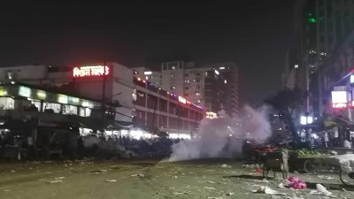 বিক্ষোভকারীদের সরিয়ে দিতে পুলিশ টিয়ারশেল ও সাউন্ড গ্রেনেড নিক্ষেপ করে (ছবি: নাসিরুল ইসলাম)