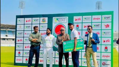 প্রথম ইনিংসে সেরা বোলার ছিলেন সুমন খান।
