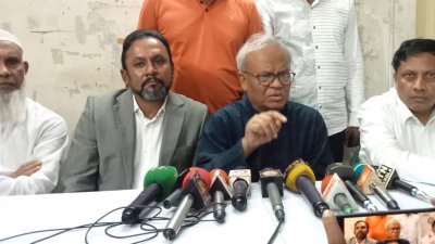 সংবাদ সম্মেলনে বক্তব্য দিচ্ছেনবিএনপির সিনিয়র যুগ্ম মহাসচিব রুহুল কবির বিজভী