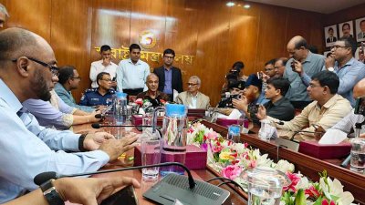 সভায় বক্তব্য রাখছেন জাহাঙ্গীর আলম চৌধুরী