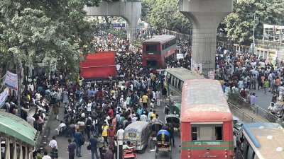 প্রেস ক্লাবের সামনে অটোরিকশার চালকদের বিক্ষোভ