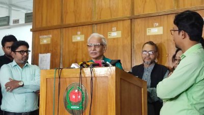 সাংবাদিকদের সঙ্গে আলাপকালে ড. বদিউল আলম মজুমদার