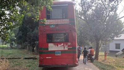 একটি বাস ১১ হাজার কেভি বিদ্যুতের লাইনে বিদ্যুতায়িত হলে তিন শিক্ষার্থীর মৃত্যু হয়