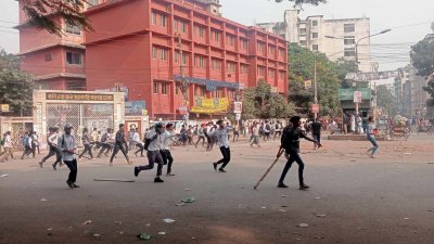 ন্যাশনাল মেডিক্যাল ঘেরাও করেছে শিক্ষার্থীরা
