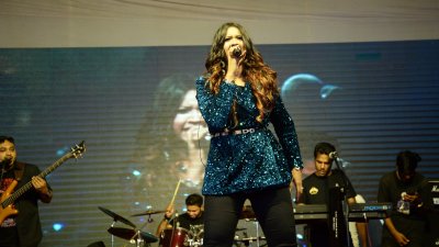 গাইছিলেন ঐশী