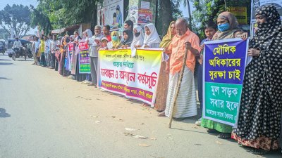 রৌমারী মহিলা ডিগ্রি কলেজ কর্তৃপক্ষের বিরুদ্ধে এমন অভিযোগ তুলে রাস্তা খুলে দেওয়ার দাবিতে মানববন্ধন করেছে কলেজপাড়া এলাকার অবরুদ্ধ পরিবারগুলো