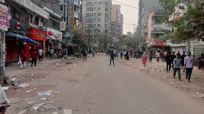 সোহরাওয়ার্দী ও কবি নজরুল কলেজের শিক্ষার্থীদের সঙ্গে বিভিন্ন কলেজের একাদশ-দ্বাদশ পড়ুয়া শিক্ষার্থীদের সংঘর্ষে থমথমে পুরান ঢাকা
