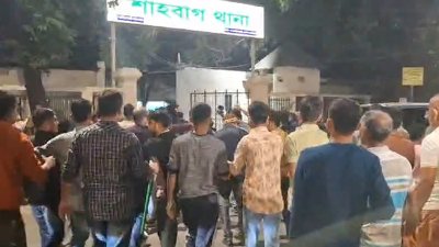 সনাতন ধর্মাবলম্বীরা শাহবাগ মোড়ে অবরোধ করে