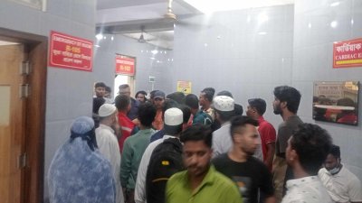 কবি নজরুল ও সোহরাওয়ার্দী কলেজের আহত শিক্ষার্থীরা ন্যাশনাল মেডিক্যাল কলেজ হাসাপাতালে চিকিৎসা নিতে এসেছেন