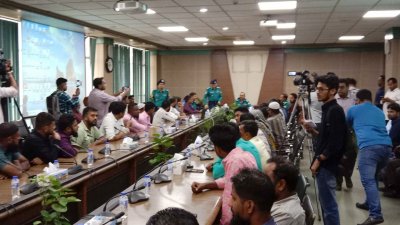 আন্দোলনরত রিকশাচালকদের সঙ্গে বৈঠকে ডিএমপি কমিশনার শেখ মো. সাজ্জাত আলী