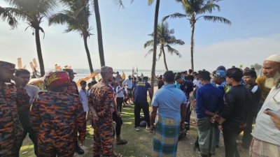 ঘটনার পর ফায়ার সার্ভিস ও কোস্টগার্ড যৌথভাবে উদ্ধার অভিযান চালায়
