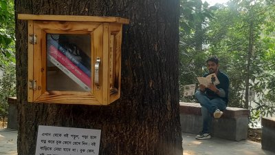 ধানমন্ডি লেকে বসানো বইরে শেলফ (ছবি: প্রতিবেদক)