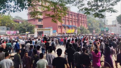 কবি নজরুল সরকারি কলেজের মূল ফটকের সামনে জড়ো হচ্ছেন শিক্ষার্থীরা