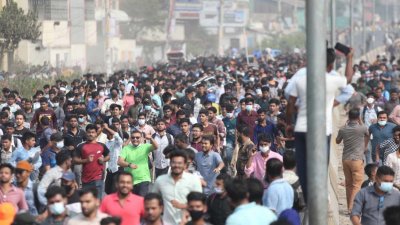সম্প্রতি সোহরাওয়ার্দী ও কবি নজরুল কলেজের শিক্ষার্থীরা মাহবুবুর রহমান মোল্লা কলেজে হামলা ও লুটপাট চালায়