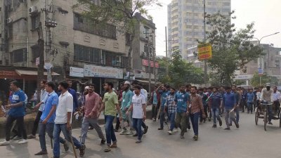 জর্জ কোর্টের সামনে দিয়ে রায় সাহেব বাজার হয়ে দয়া গঞ্জের দিকে এগিয়ে যান শিক্ষার্থীরা
