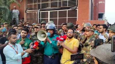 কথা বলছেন ওয়ারী বিভাগের উপ-কমিশনার (ডিসি) মো. ছালেহ উদ্দিন