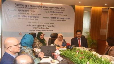 সেমিনারে প্রধান অতিথির বক্তব্য রাখছেন স্বাস্থ্য উপদেষ্টা