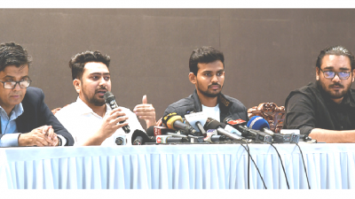 রাজধানীর ফরেন সার্ভিস একাডেমিতে সংবাদ সম্মেলনে নাহিদ ইসলাম ও আসিফ মাহমুদ