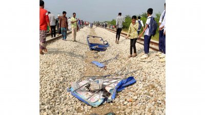 ট্রেনের ধাক্কায় ভেঙেচুরে যায় অটোরিকশাটি