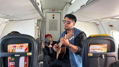 গাইছেন পলাশ নূর
