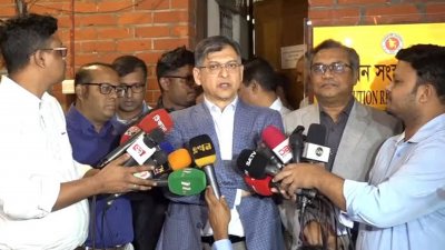 সাংবাদিকদের সঙ্গে কথা বলছেন সালাউদ্দিন আহমেদ