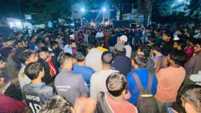 চট্টগ্রামে পুলিশের সঙ্গে বাংলাদেশ সম্মিলিত সনাতনী জাগরণ জোটের মুখপাত্র চিন্ময় কৃষ্ণ দাস ব্রহ্মচারীর অনুসারীদের সংঘর্ষের সময়ে আইনজীবীকে কুপিয়ে হত্যার প্রতিবাদে বিক্ষোভ করেছেন আইনজীবীরা