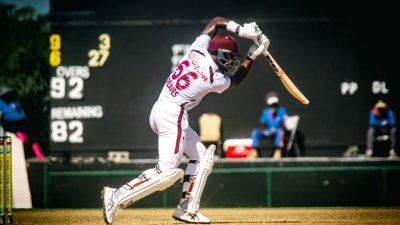 গ্রিভস ছয় ঘণ্টারও বেশি সময় ব্যাট করেন