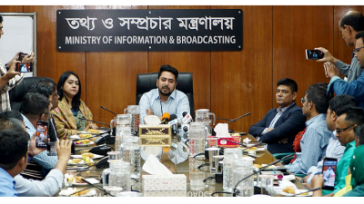 ডিআরইউ প্রতিনিধি দলের সঙ্গে কথা বলছেন তথ্য ও সম্প্রচার উপদেষ্টা নাহিদ ইসলাম