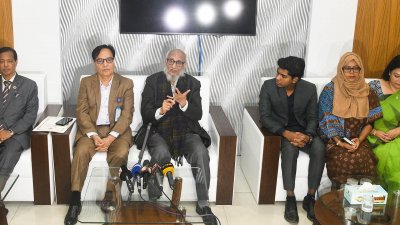 মঙ্গলবার দুপুরে রাজশাহী জেলা প্রশাসক কার্যালয়ে সাংবাদিকদের ব্রিফিংয়ে কথা বলেছেন জনপ্রশাসন সংস্কার কমিশনের প্রধান আবদুল মুয়িদ চৌধুরী